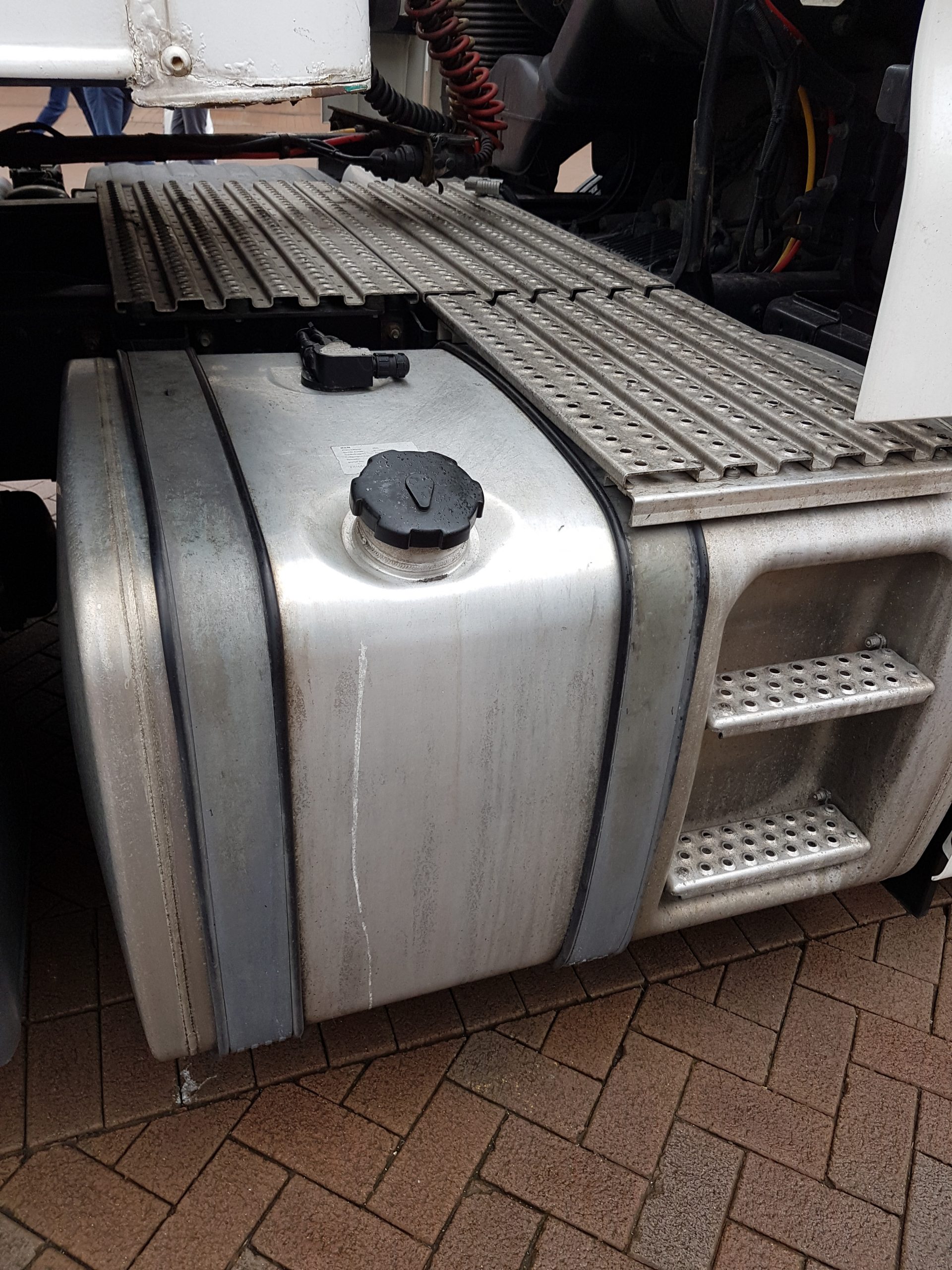 Lorry fuel tank